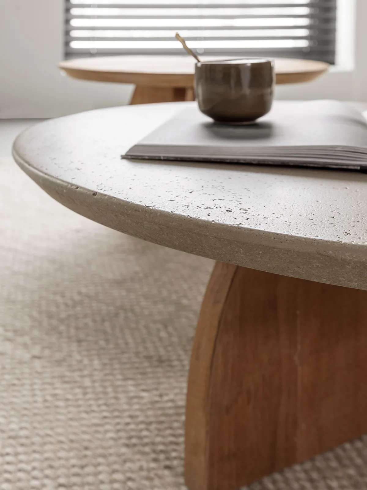 Couchtisch Nova in einer Wohnzimmerumgebung, Nahaufnahme der Tischplatte mit einer Tasse und einem Buch - DTP Home