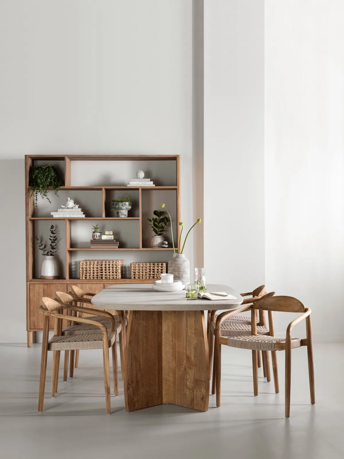 Esstisch Nova rechteckig 2 in einem hellen Studio, umgeben von Holzstühlen und einem Holzschrank - DTP Home