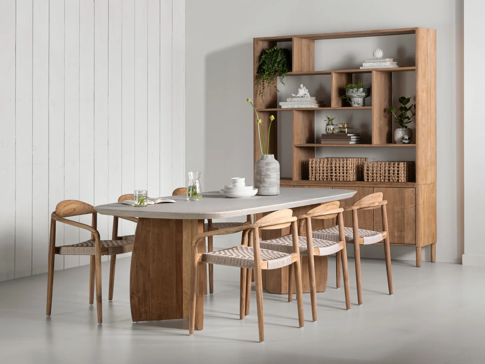 Esstisch Nova rechteckig 2 in einem hellen Esszimmer mit sechs Stühlen und einem Schrank - DTP Home