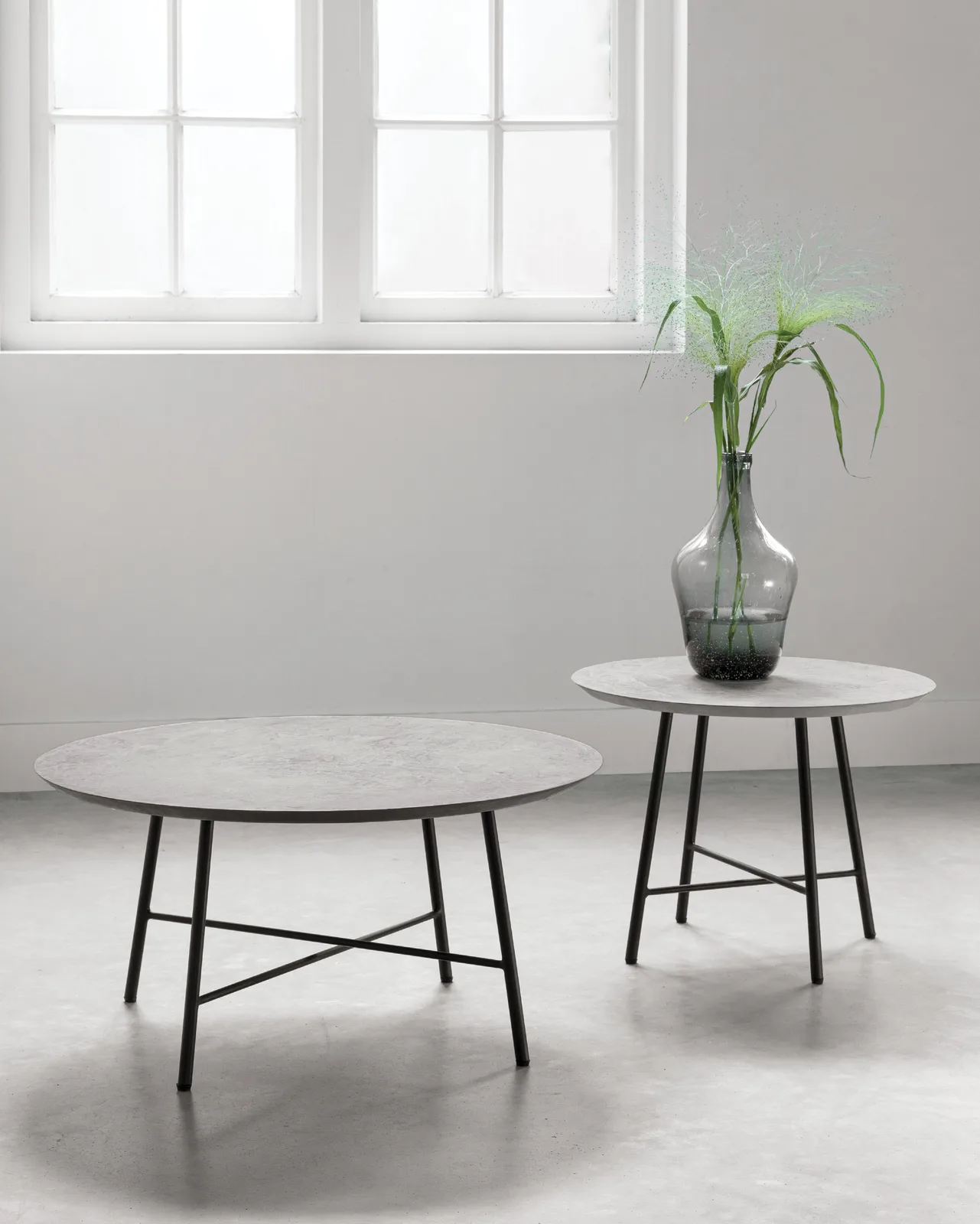 Zwei Couchtische Scala Delta Air von DTP Home, ein großer und ein kleiner, mit einer Vase mit Grün in einem hellen Studio