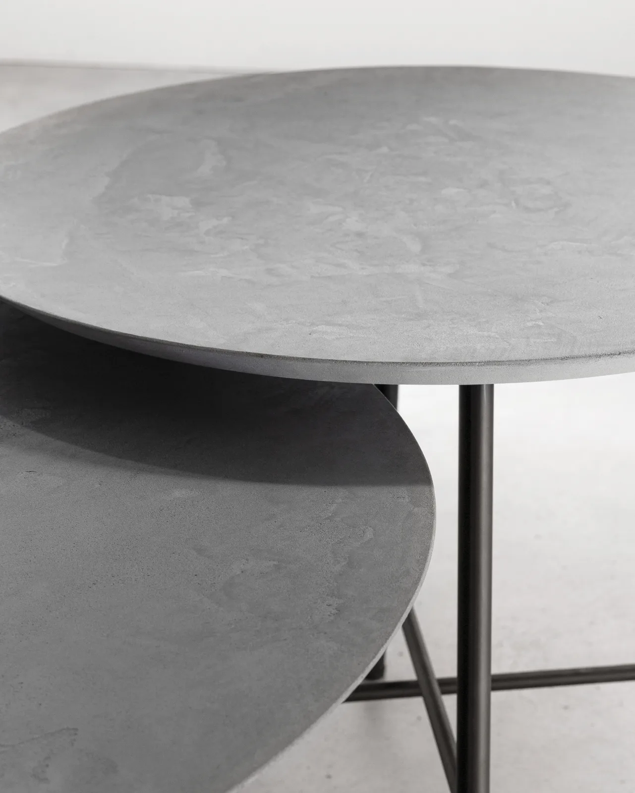 Detailopname van de Salontafel Delta Air met twee ronde tafelbladen in verschillende hoogtes - DTP Home