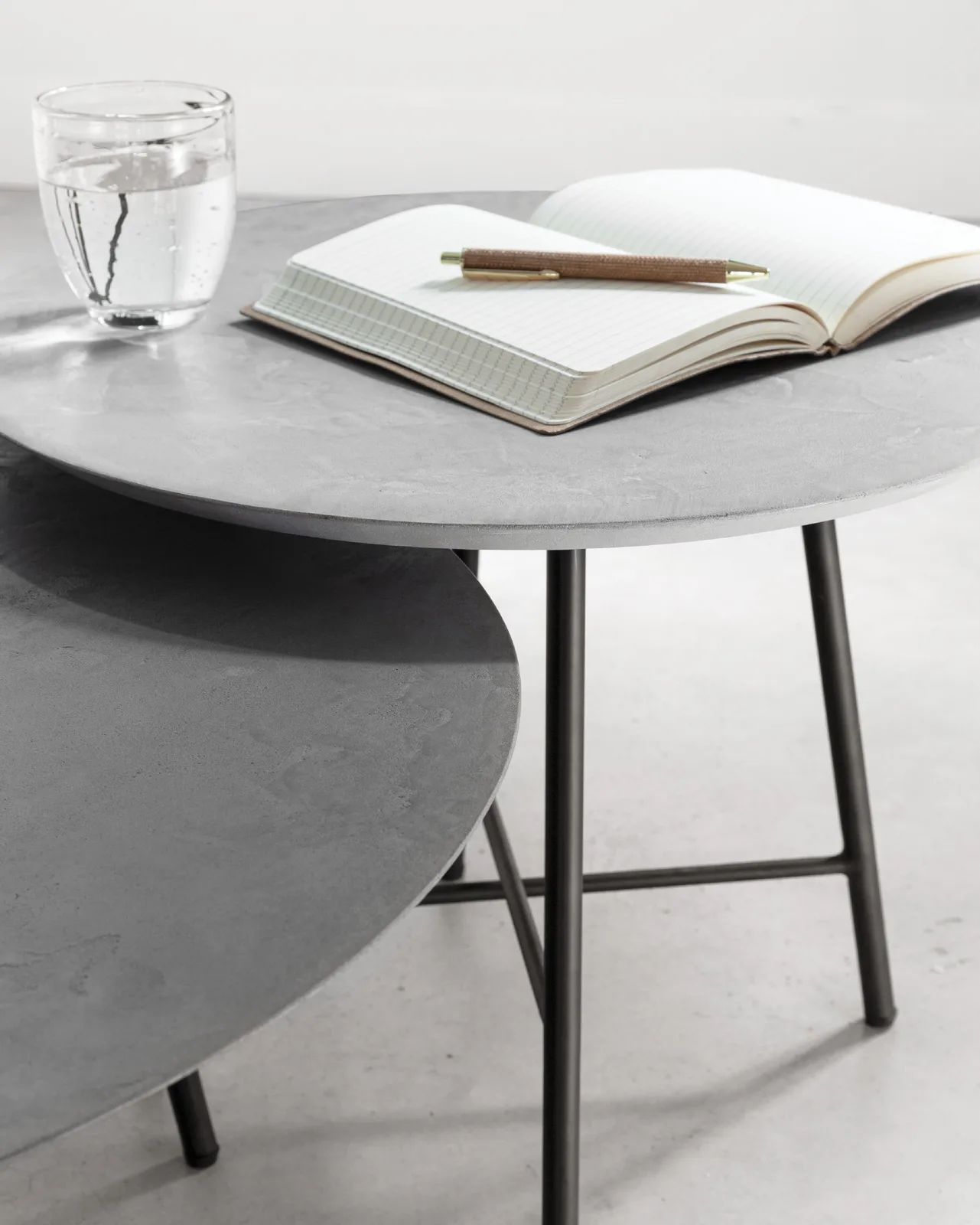 De Salontafel Delta Air van DTP Home met een glas water en een open notitieboekje met pen