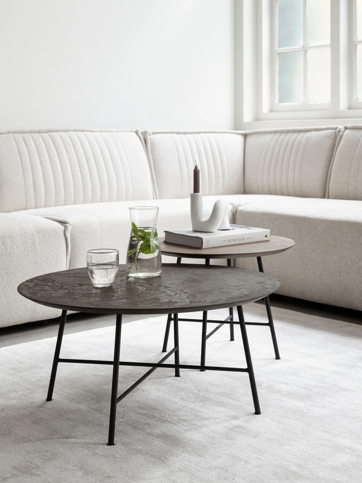 Twee Salontafels Delta Earth, een donkere en een lichtere, staan voor een lichte bank in een woonkamer - DTP Home