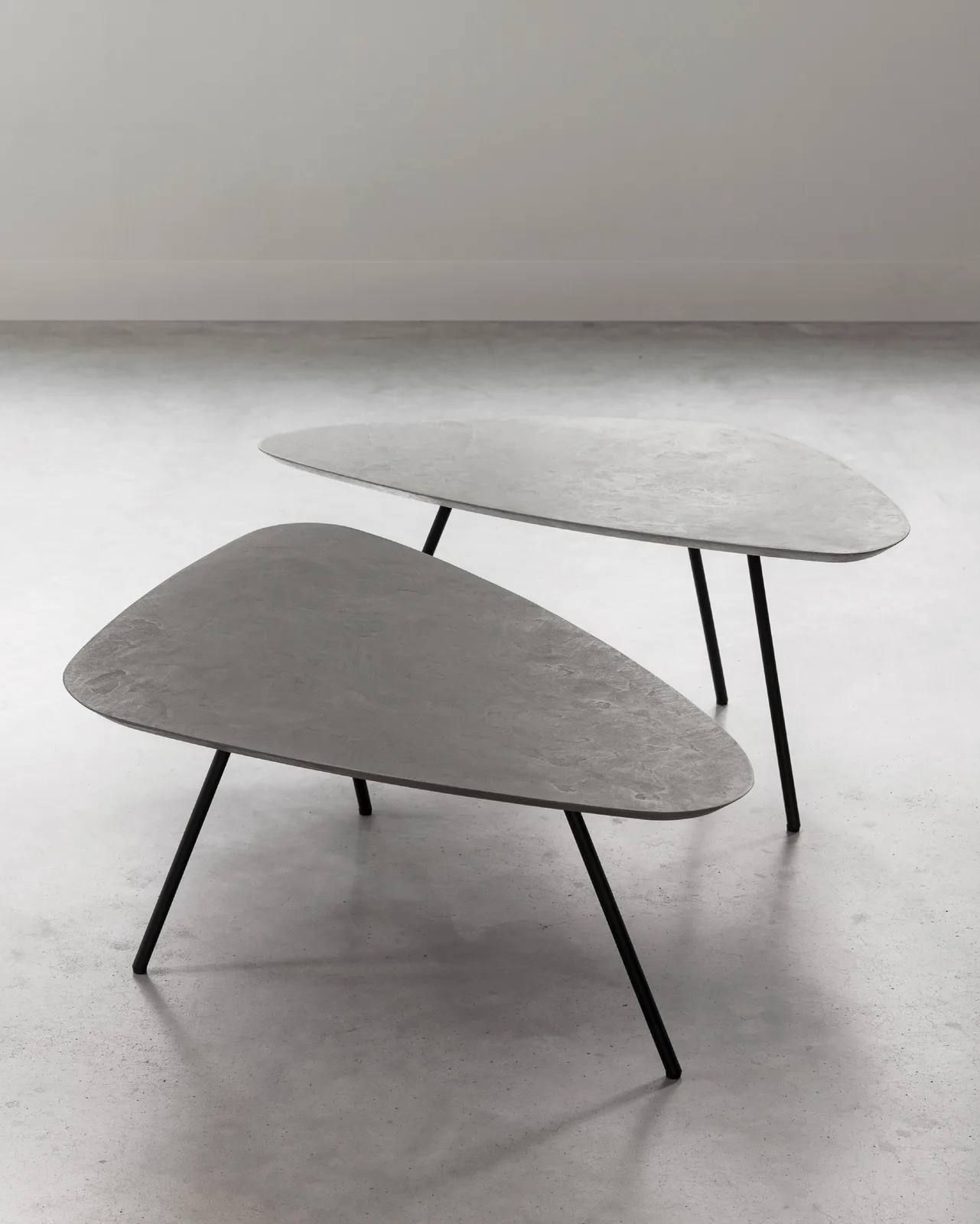 Zwei Couchtische Scala Plectro Air mit organischen Platten und schwarzen Beinen in einer minimalistischen Studio-Umgebung - DTP Home