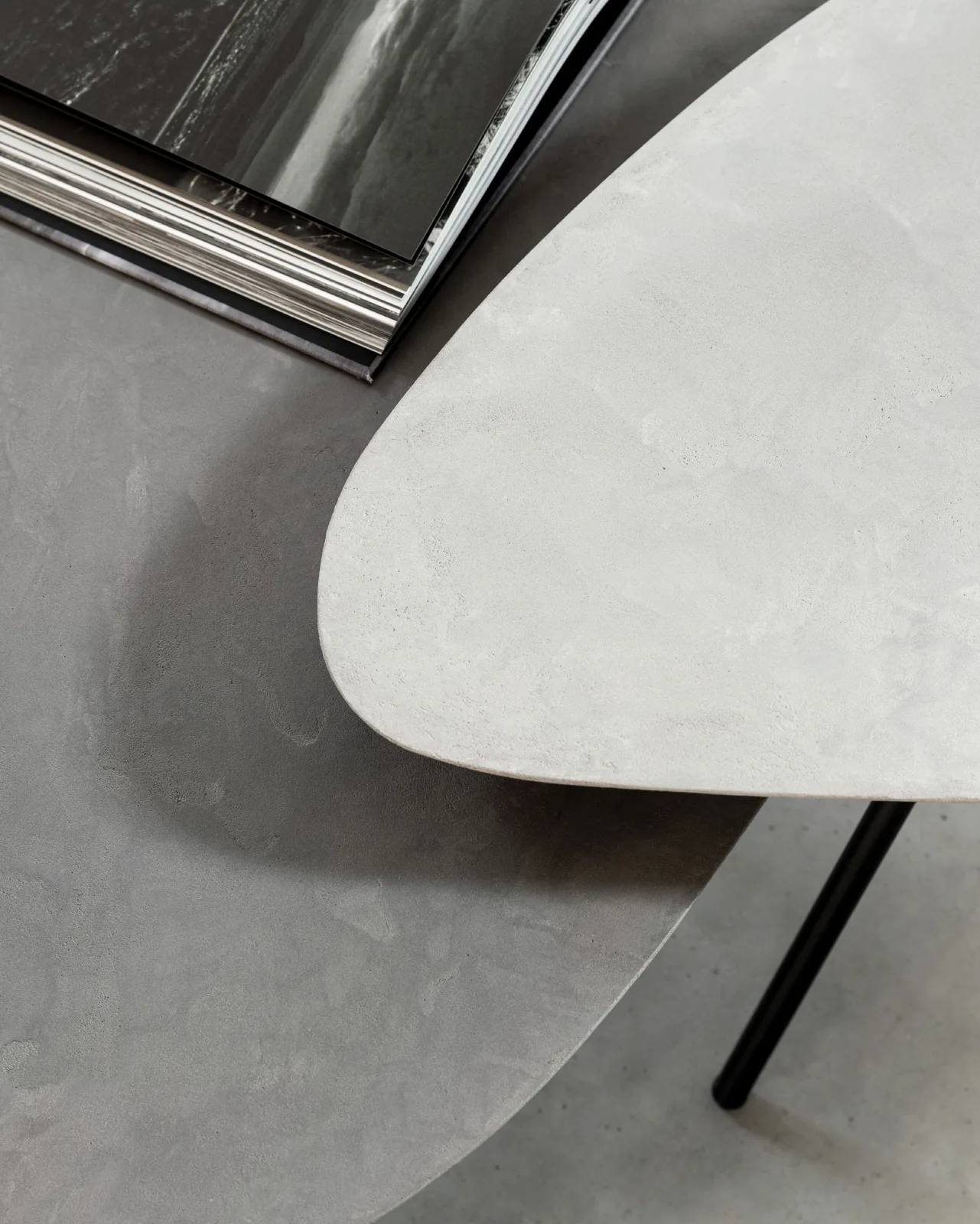 Close-up van de Salontafel Plectro Air met een boek ernaast, vanuit vogelperspectief - DTP Home