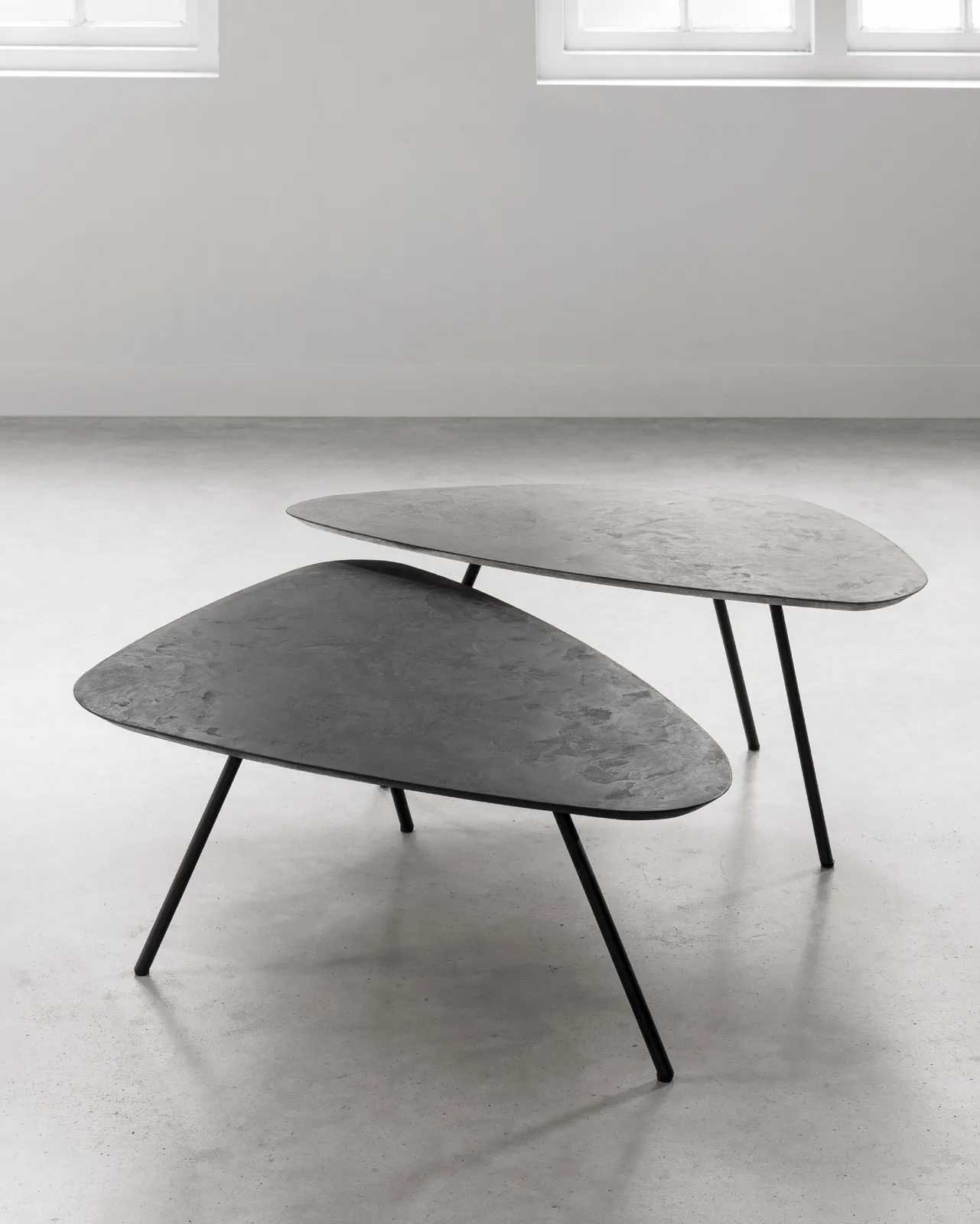 Zwei Couchtisch Scala Plectro Earth Tische mit organischen Formen und dunklen Platten, in einem minimalistischen Studio - DTP Home