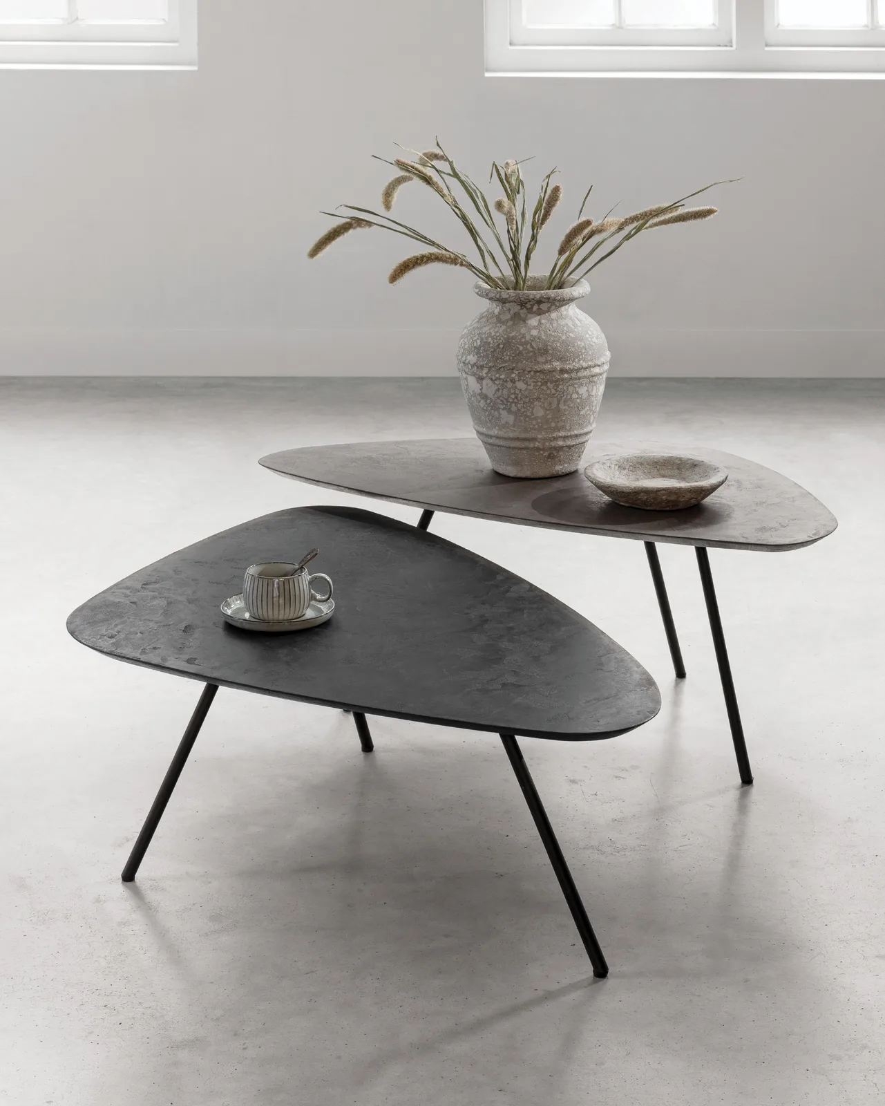 Twee DTP Home Salontafel Plectro Earth tafels in een studio, met een vaas en kopje erop