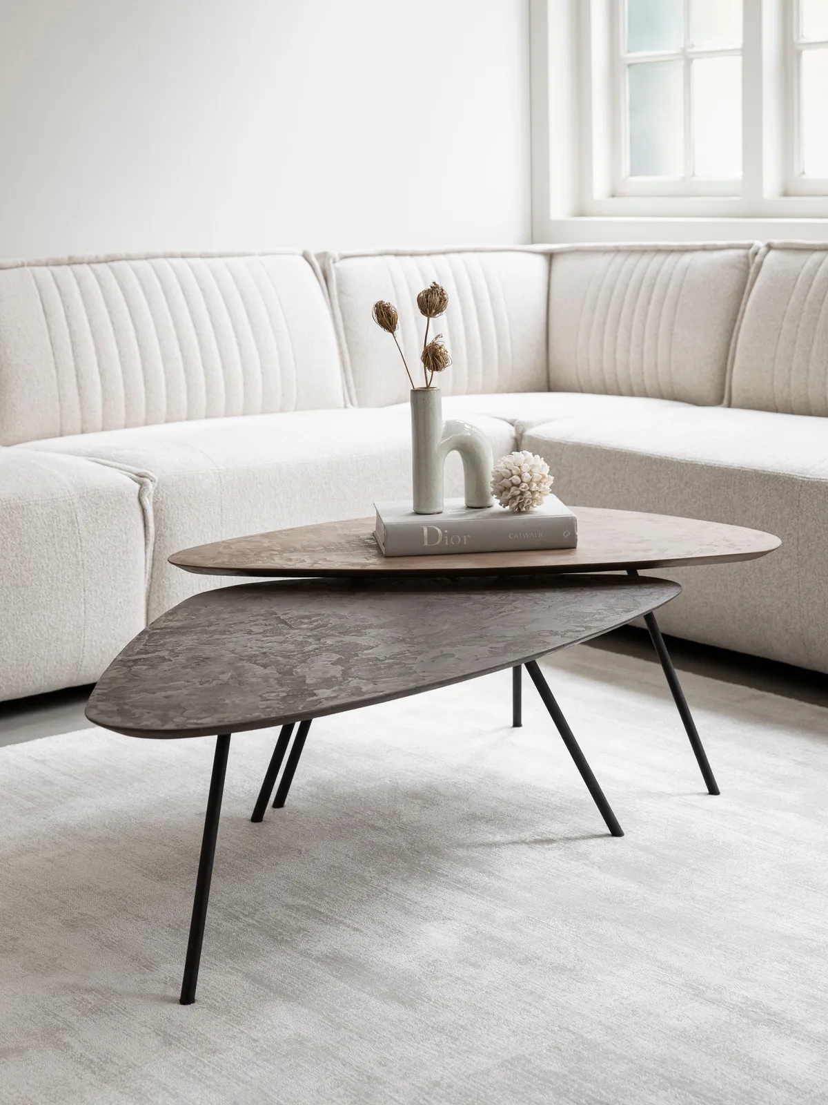 Zwei Couchtische Scala Plectro Earth mit einer Vase und Büchern auf einem hellen Teppich in einem Wohnzimmer - DTP Home