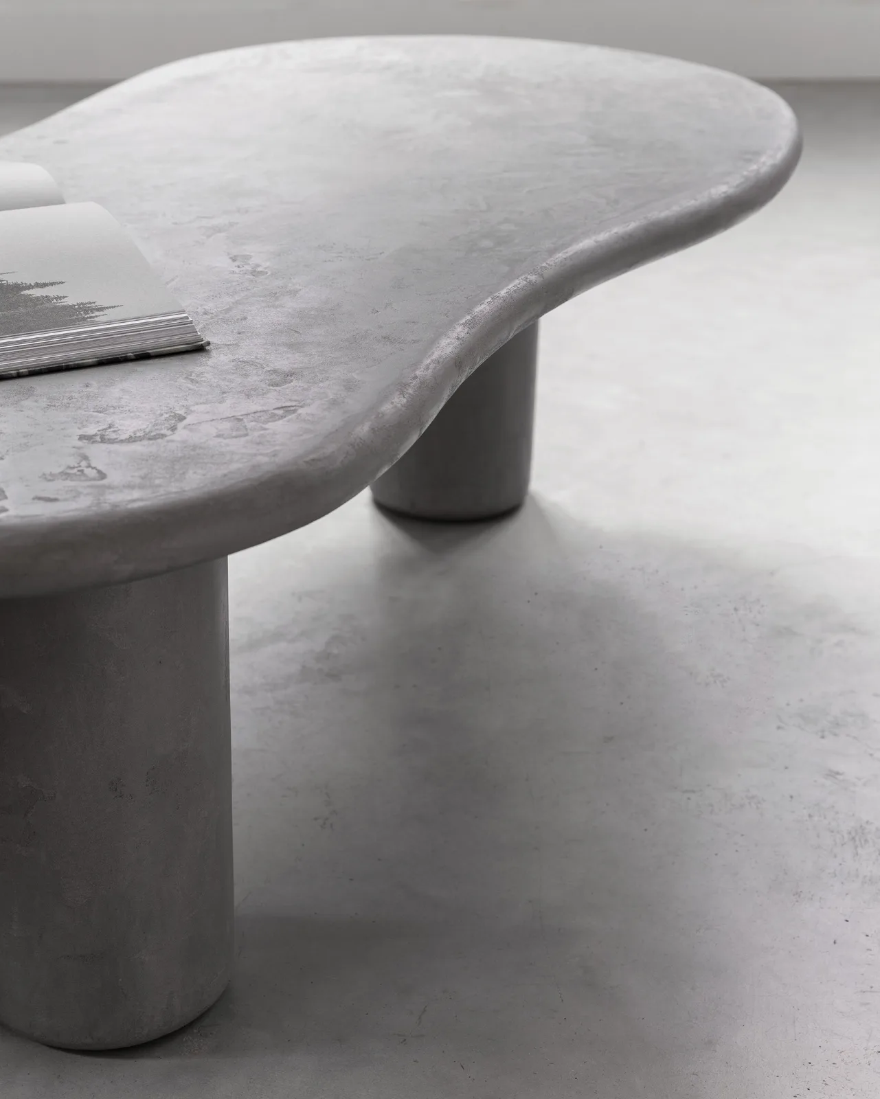 Couchtisch Scala Curva von DTP Home, eine Nahaufnahme der organisch geformten Platte und Beine