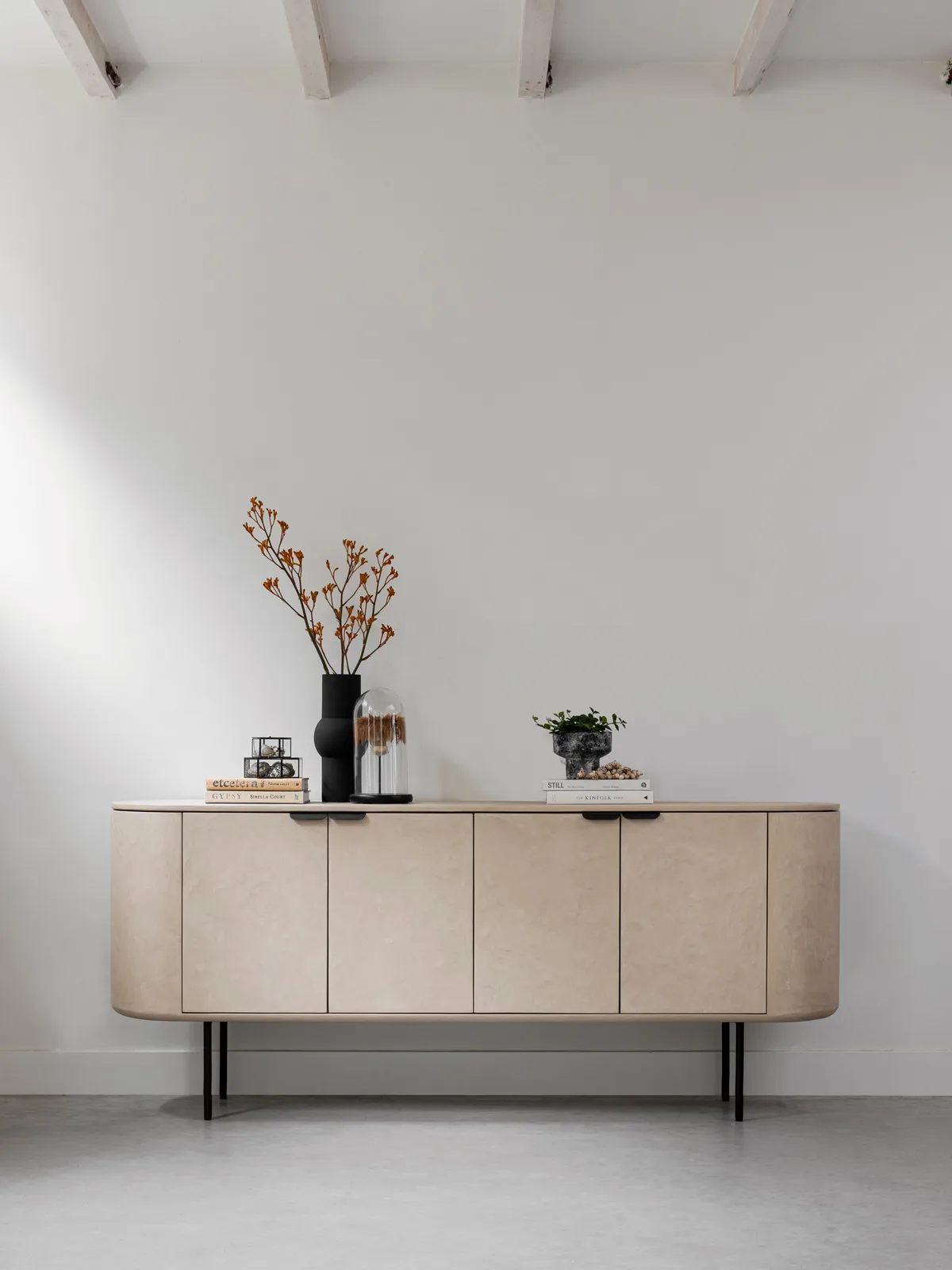 Dressoir Loft in een moderne studio met witte muren en decoratieve accessoires - DTP Home