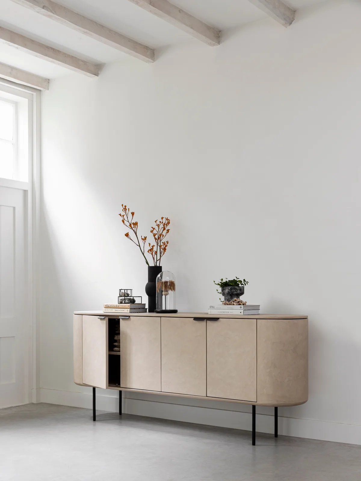 Sideboard Loft in einem modernen Wohnzimmer mit weißen Wänden und dekorativen Accessoires - DTP Home