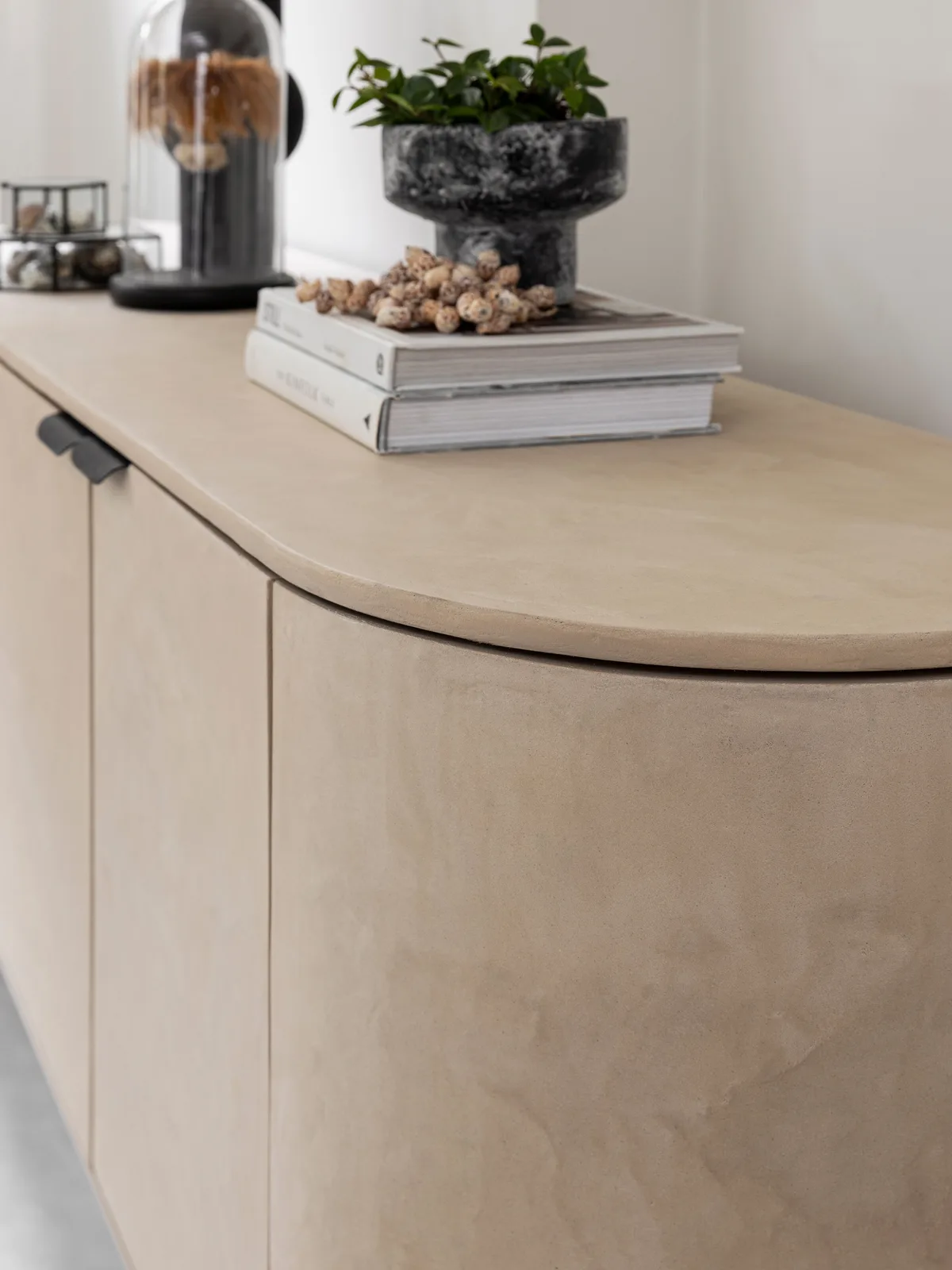 Dressoir Loft in een lichte setting, met planten en boeken op het blad - DTP Home
