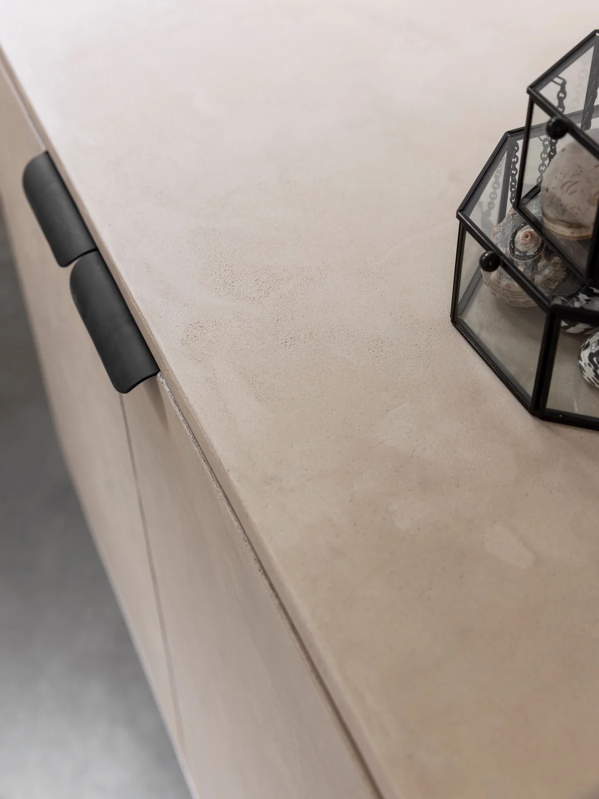 Detailopname van het Dressoir Loft met een close-up van de zwarte handgrepen en het blad - DTP Home