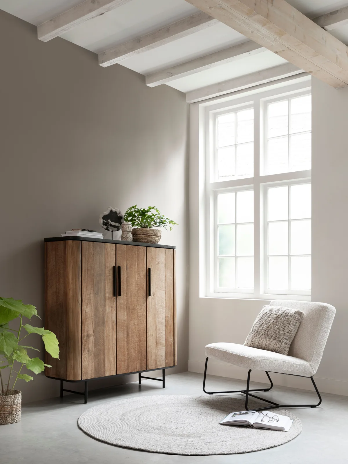 Kast Soho laag in een lichte woonkamer met een raam, fauteuil en vloerkleed - DTP Home
