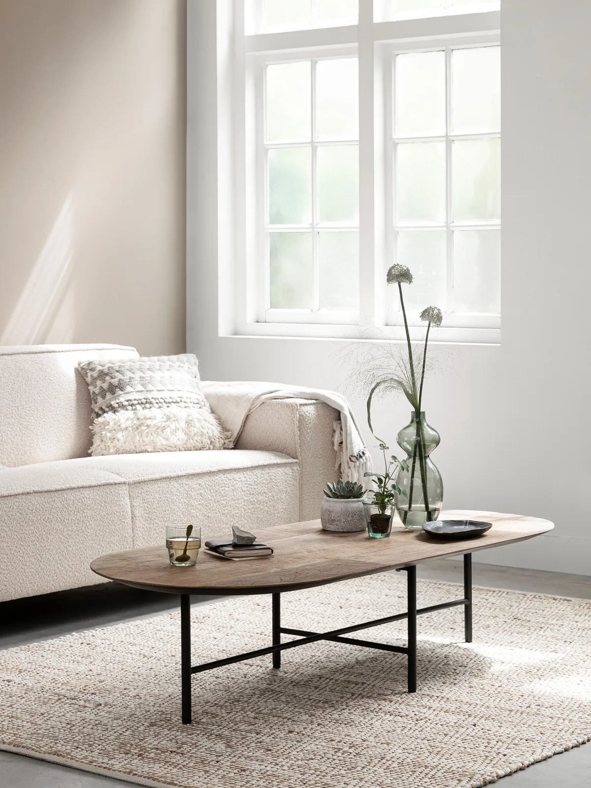 Couchtisch Soho in einem hellen Wohnzimmer mit Sofa, Teppich und Dekoration - DTP Home