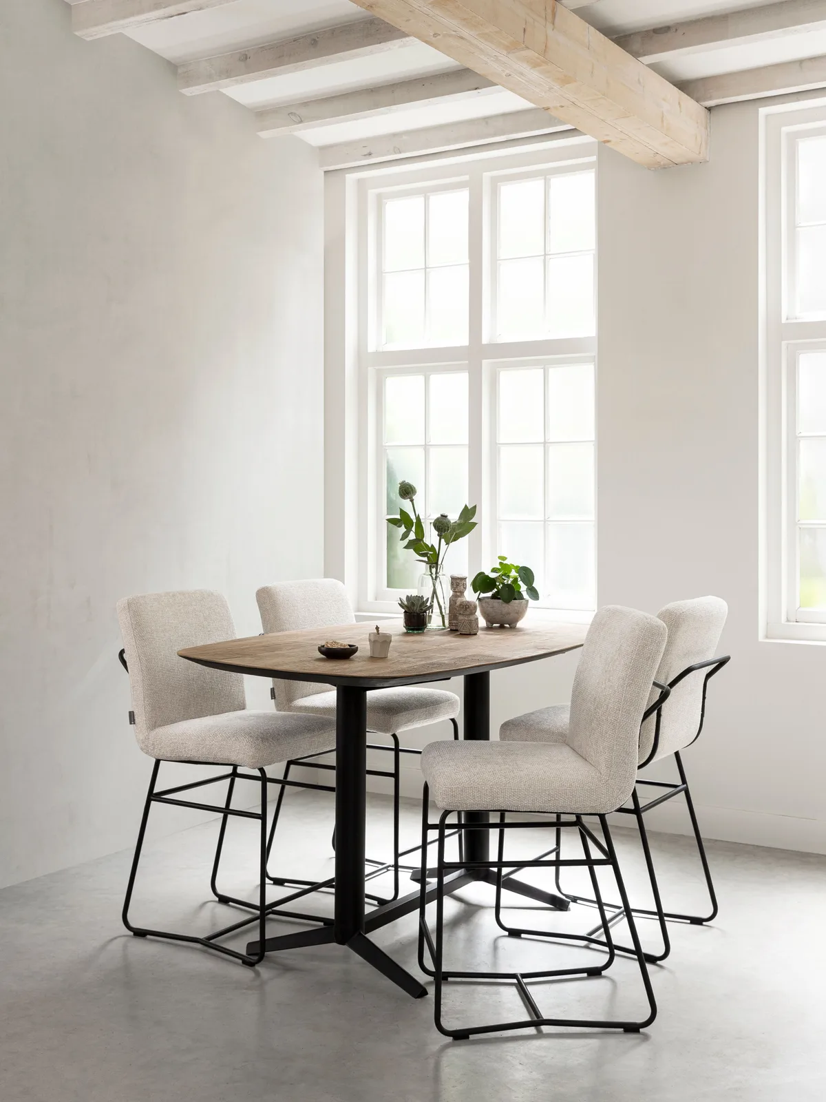 Bartafel Soho rechthoekig in een lichte eetkamer met vier stoelen en decoratie op tafel - DTP Home