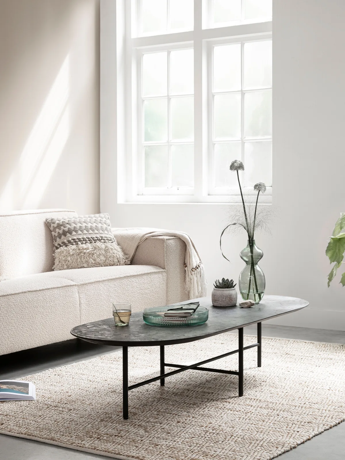 Couchtisch Soho 2 in einem hellen Wohnzimmer mit einem Sofa, Teppich und Dekoration - DTP Home