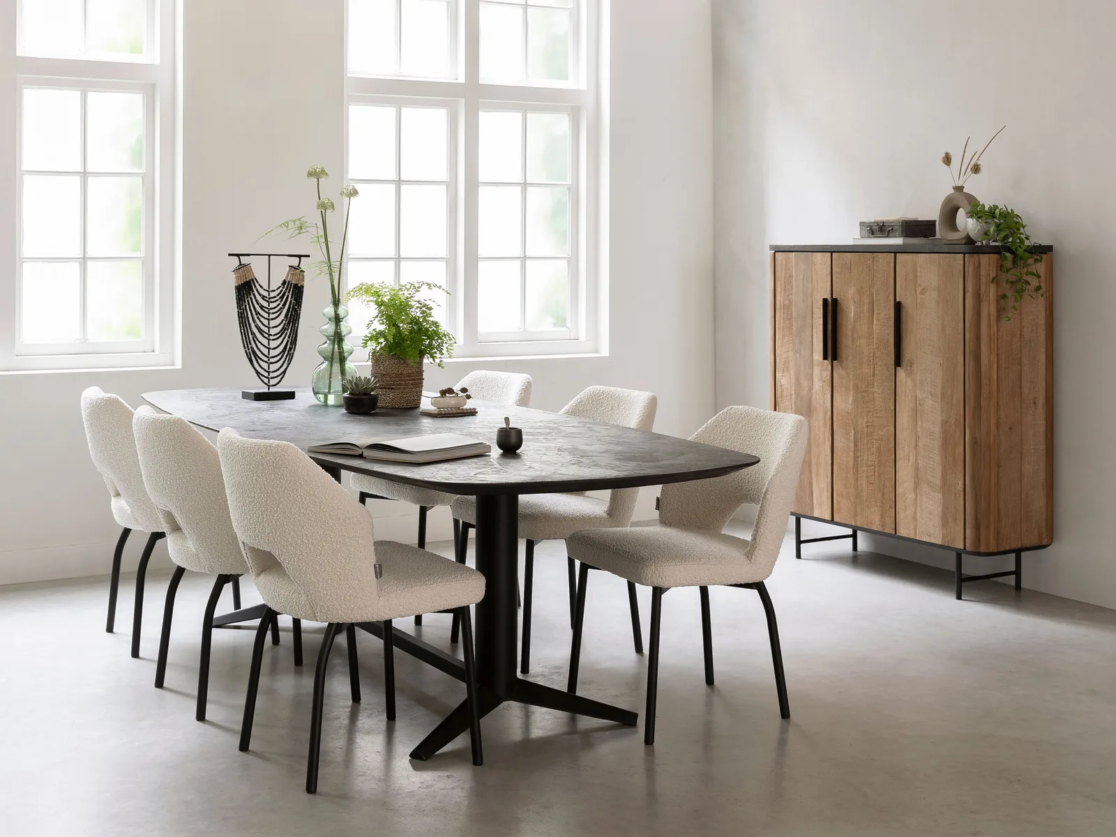 Der Esstisch Soho 260 in einem hellen Esszimmer mit weißen Stühlen und einem Holzschrank - DTP Home