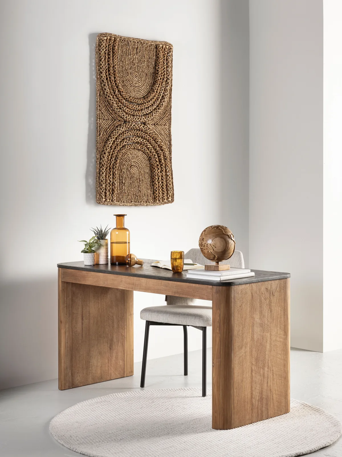 Schreibtisch Soho von DTP Home in einem hellen Studio mit geflochtener Wanddekoration und rundem Teppich