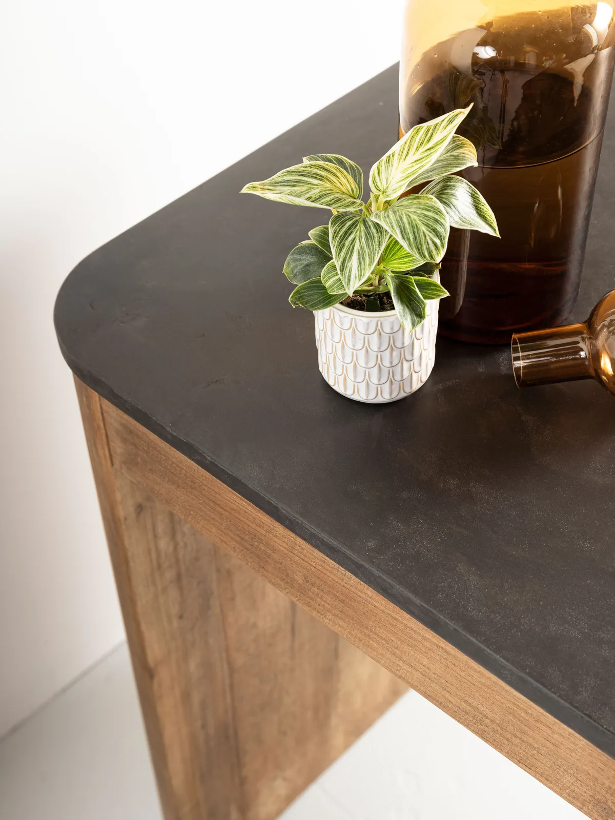 Detail van Bureau Soho met een plantje en een fles op het donkere blad - DTP Home