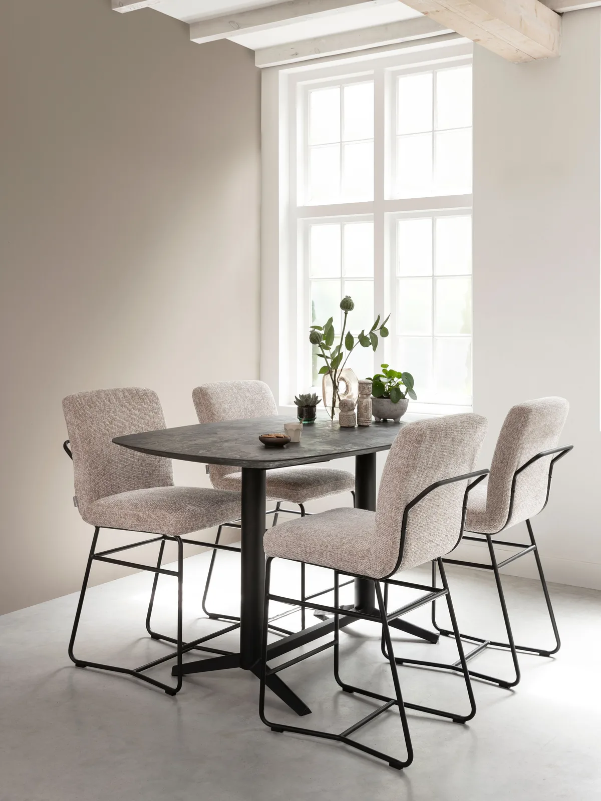 De Bartafel Soho in een modern interieur met vier gestoffeerde barkrukken en decoratie op tafel - DTP Home