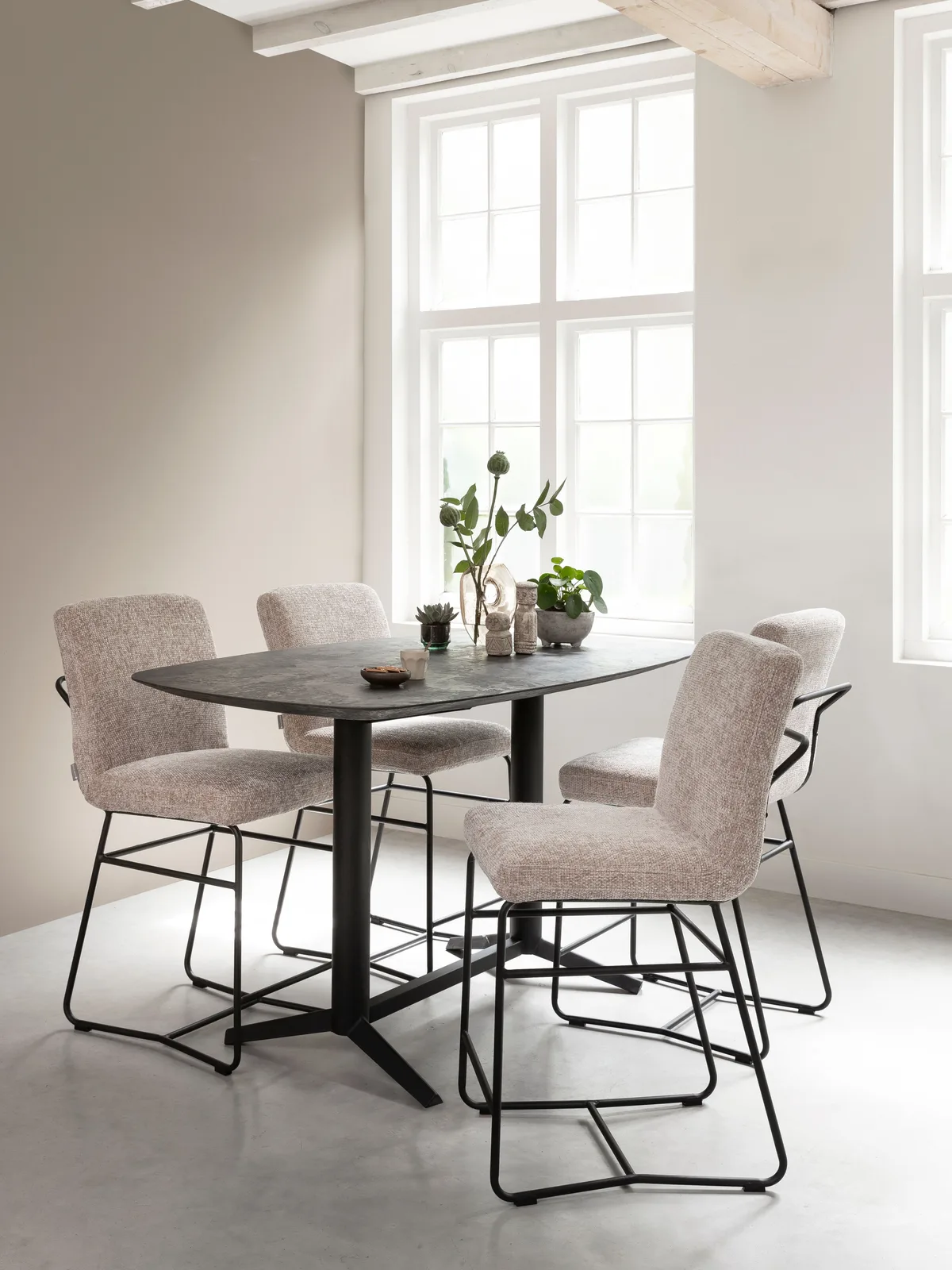 Bartafel Soho met vier gestoffeerde stoelen in een lichte eetkamer met grote ramen - DTP Home
