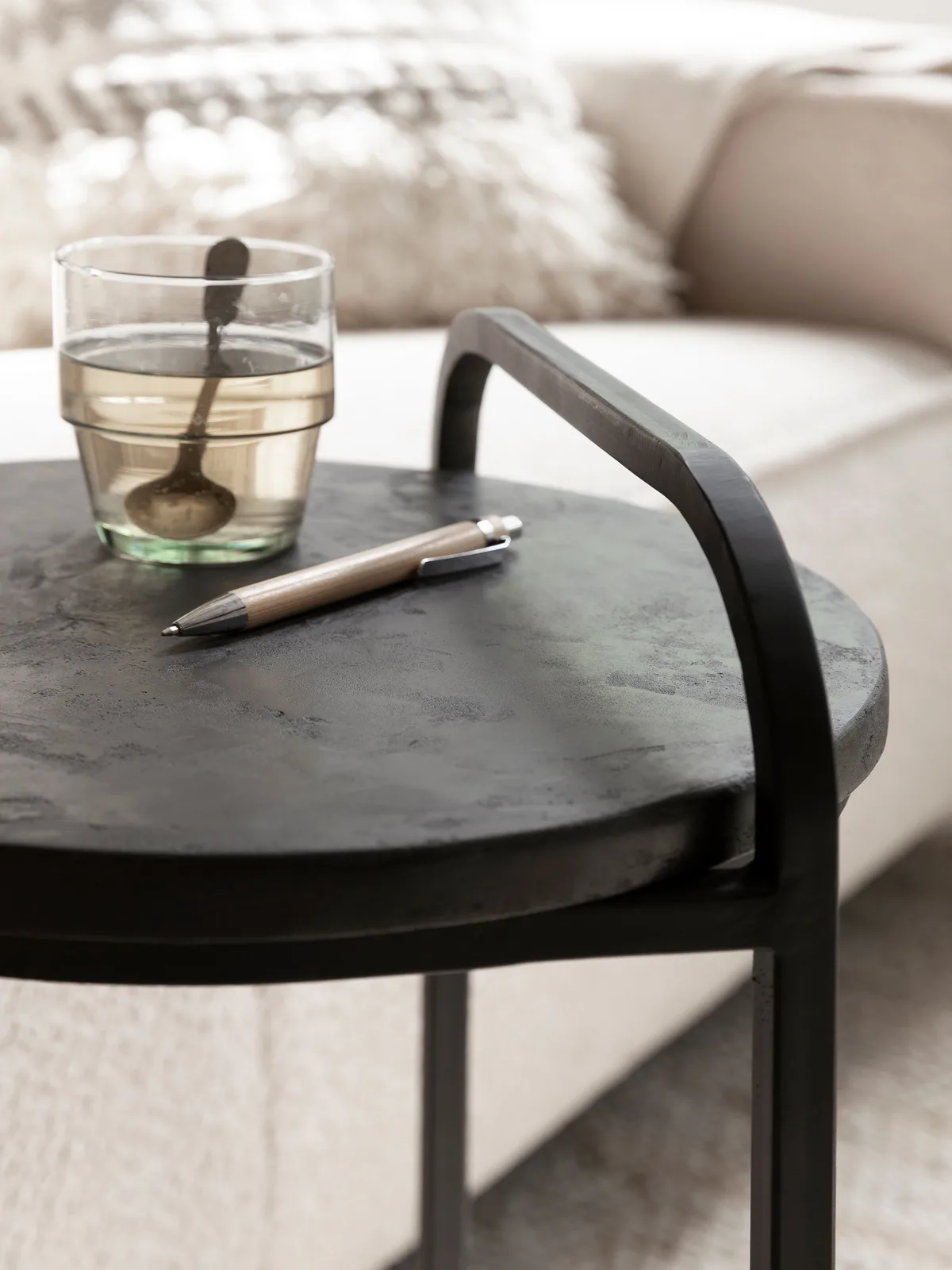 Laptoptafel Soho 2 met een glas en pen op het blad, vanuit een laag standpunt - DTP Home