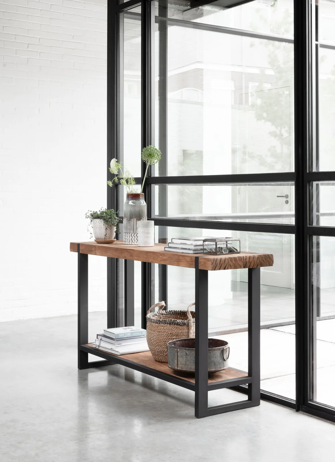Beistelltisch Beam in einem modernen Wohnzimmer mit Glaswänden und Dekoration auf und unter der Platte - DTP Home
