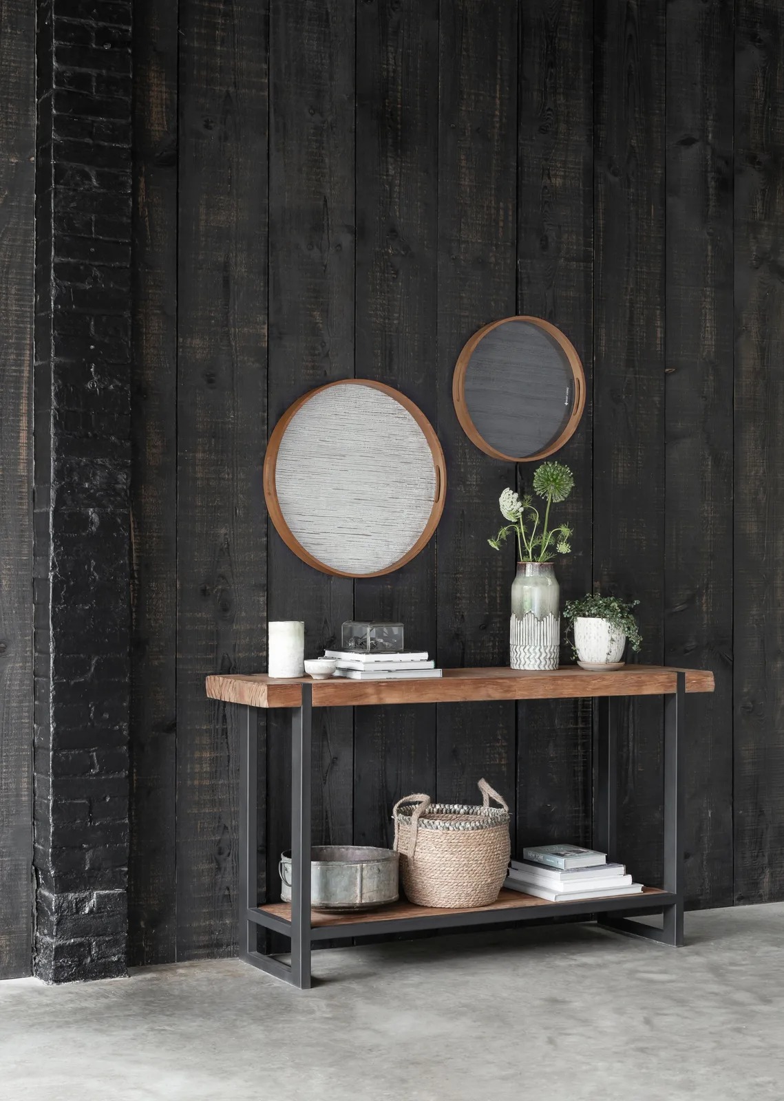 Beistelltisch Beam in einer stimmungsvollen Umgebung mit dunkler Holzwand und Dekoration - DTP Home