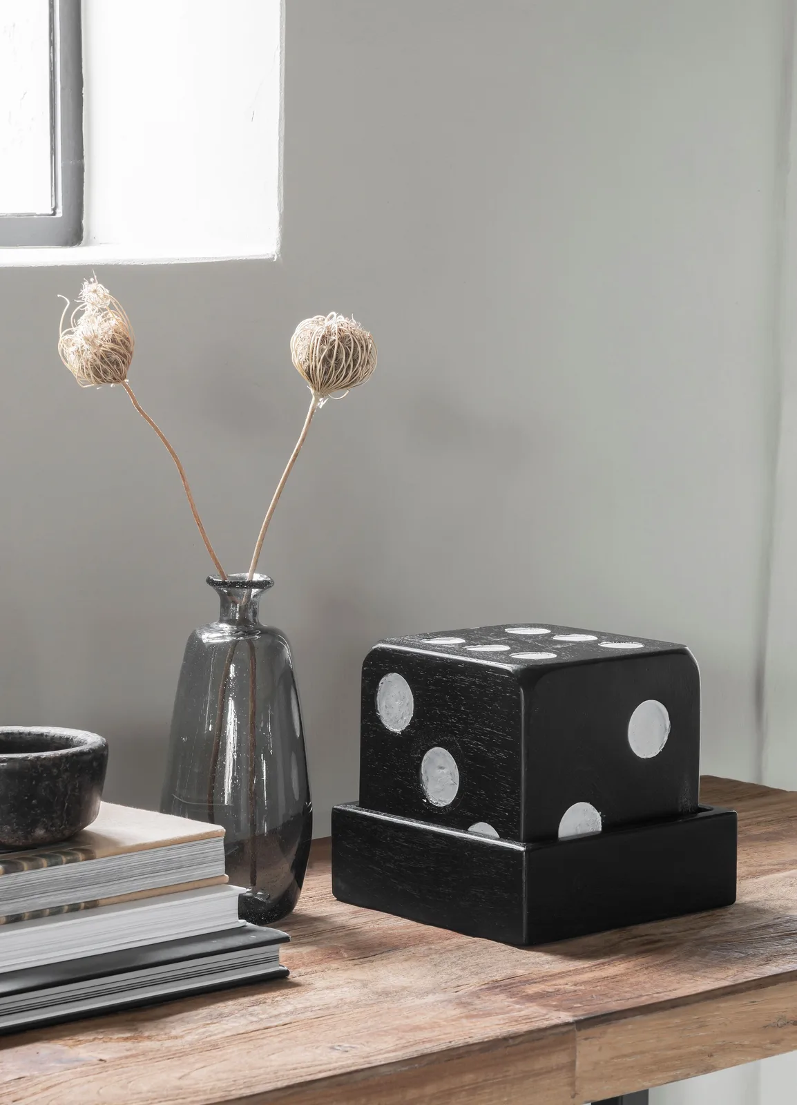 Bureau Beam met een vaas met gedroogde bloemen en decoratieve dobbelstenen op een houten blad - DTP Home