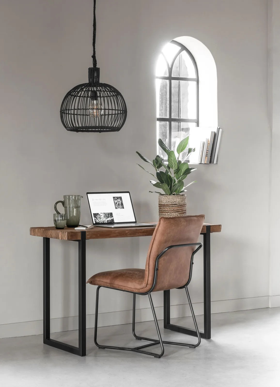 Bureau Beam in een lichte studeerkamer met een laptop, plant en een bruine stoel - DTP Home