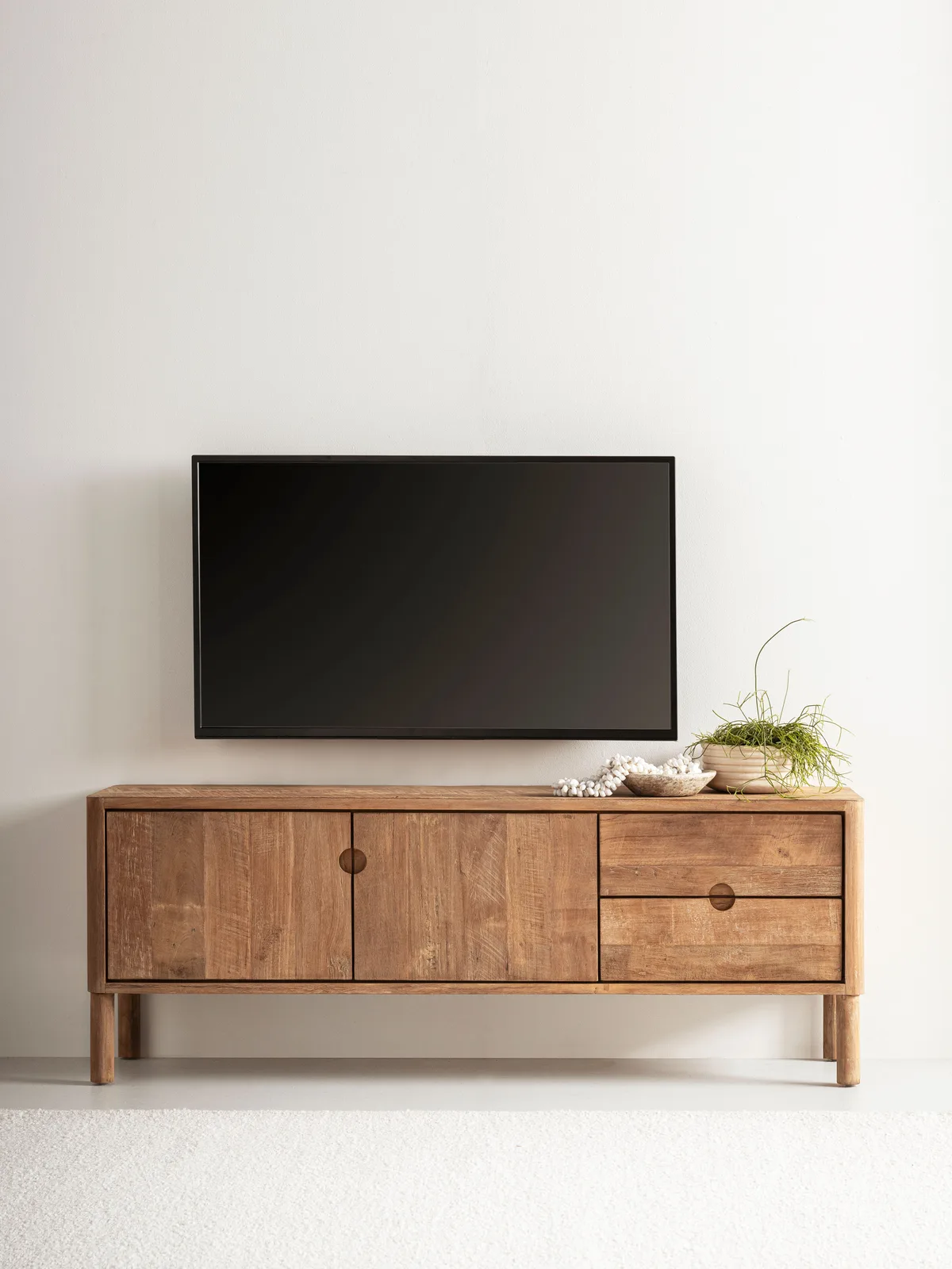 TV-Möbel Apollo No.2 klein in einem hellen Studio mit einem Fernseher darüber und Dekoration - DTP Home