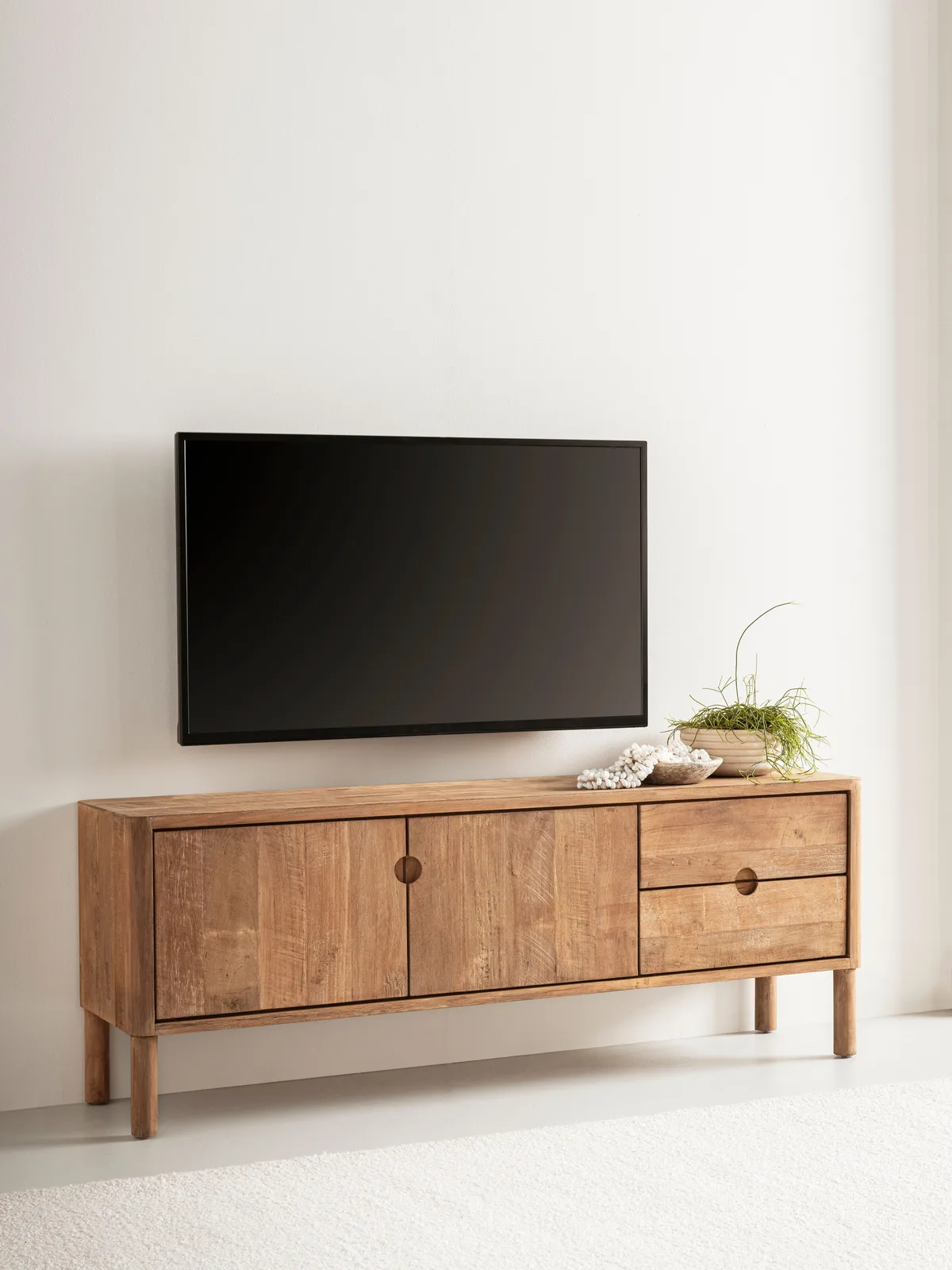 TV-Möbel Apollo No.2 klein in einem hellen Studio mit einem Fernseher darüber und Dekoration - DTP Home