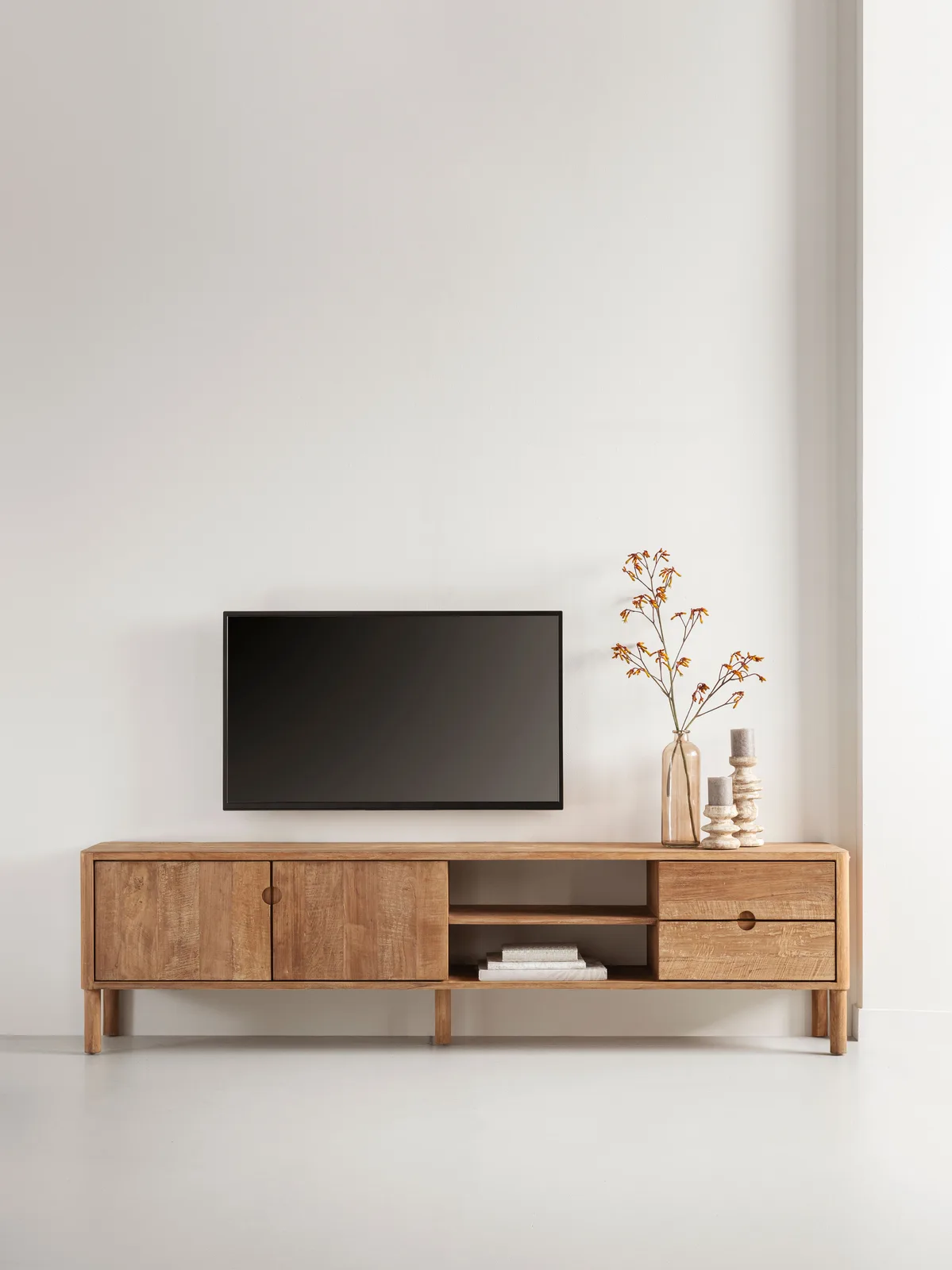 TV-Möbel Apollo No.2 klein in einem hellen Studio mit Fernseher und Dekoration darauf - DTP Home