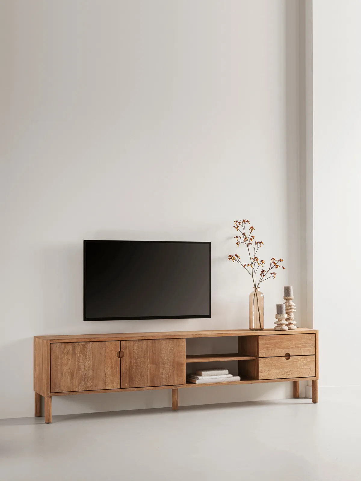 TV-Möbel Apollo No.2 klein in einem hellen Studio mit einem Fernseher und Dekoration darauf - DTP Home