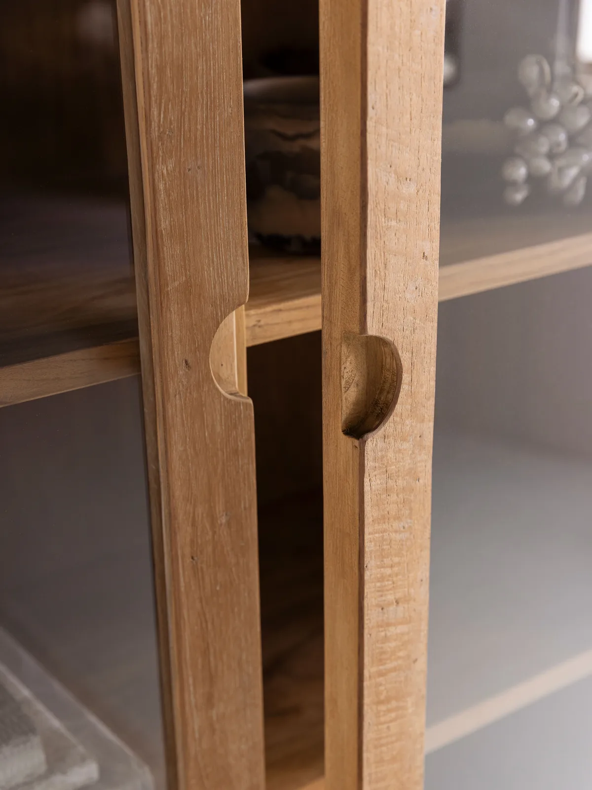 Detail des Vitrinenschranks Apollo mit den hölzernen Griffen in den Türen - DTP Home
