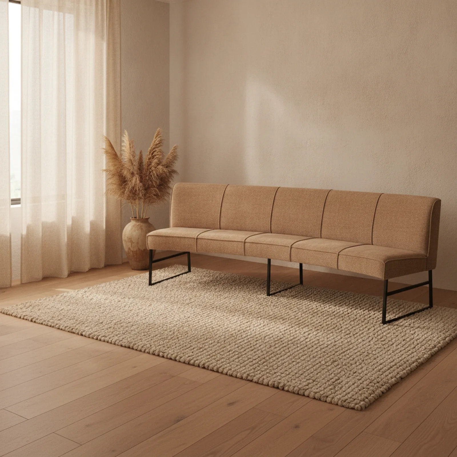 Essbank Oliver von PMP Furniture bei Mokana in einem hellen Wohnzimmer mit Teppich, schräg von vorne fotografiert