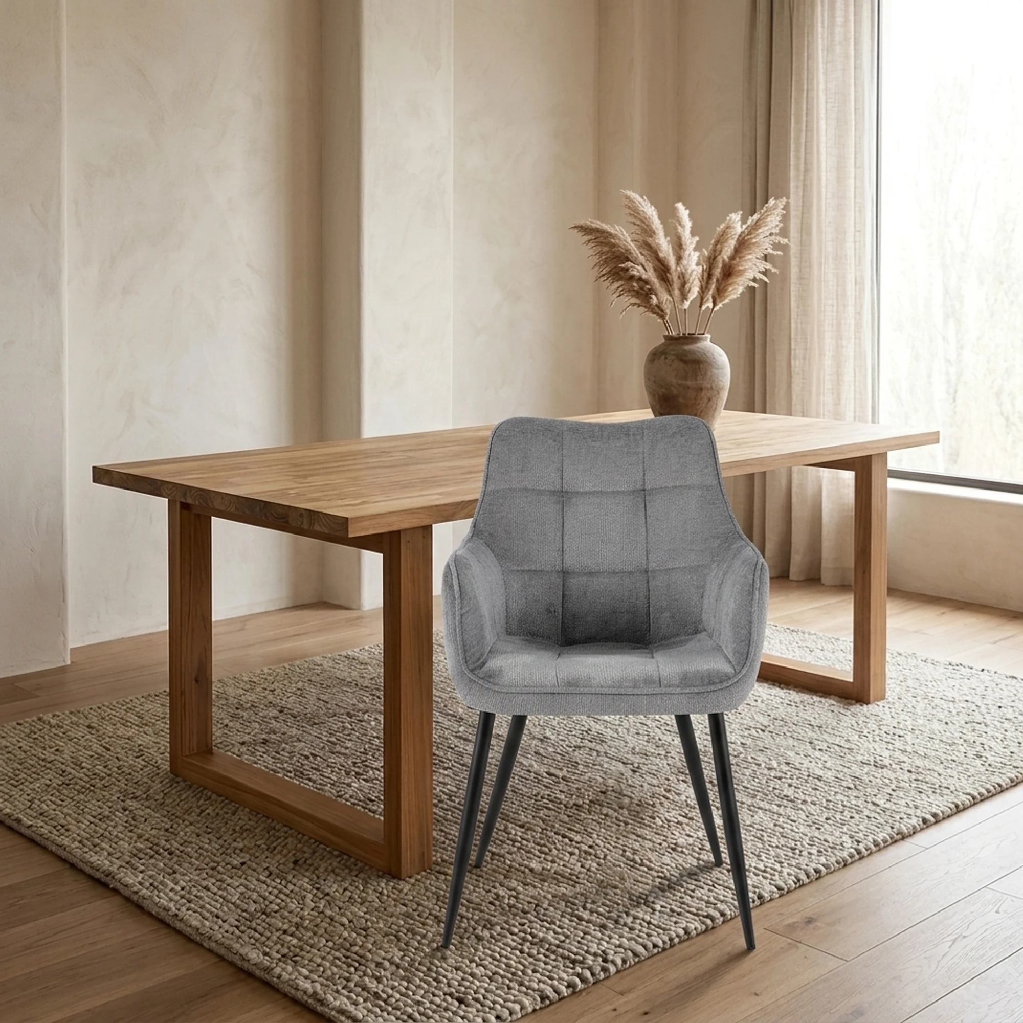 Esszimmerstuhl Lucille Arm Perfect Harmony 82 Grau in einem Esszimmer mit Holztisch und Teppich - Benoa