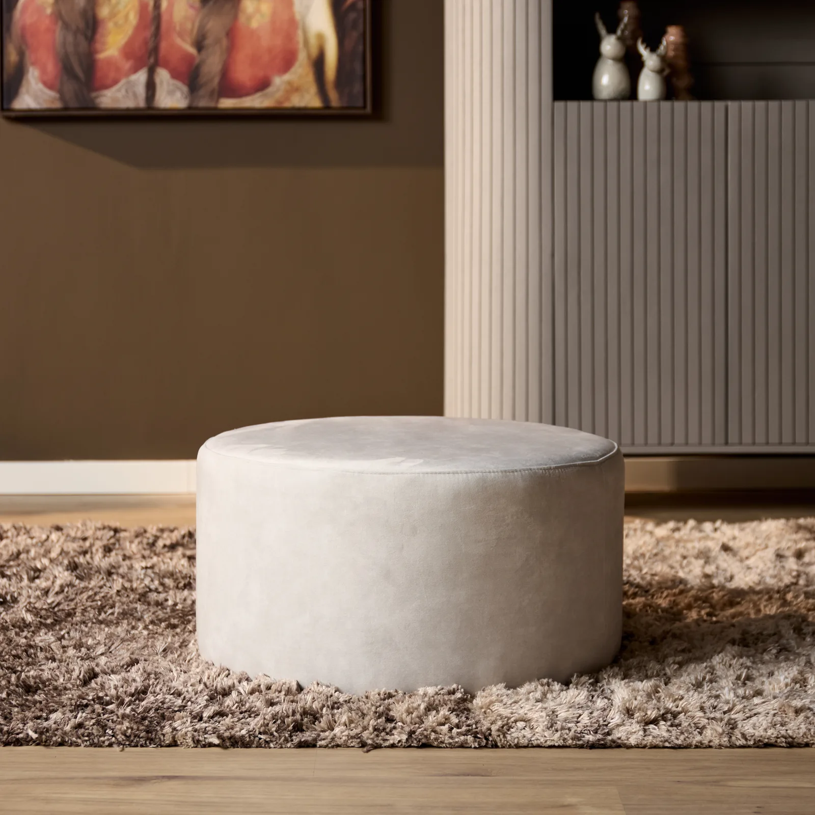 MySofa Runder Hocker auf einem braunen Hochflorteppich in einem modernen Interieur