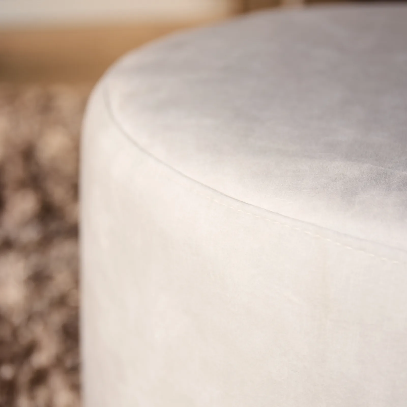 Detailaufnahme des MySofa Runder Hocker mit sichtbarer Naht und weicher Textur
