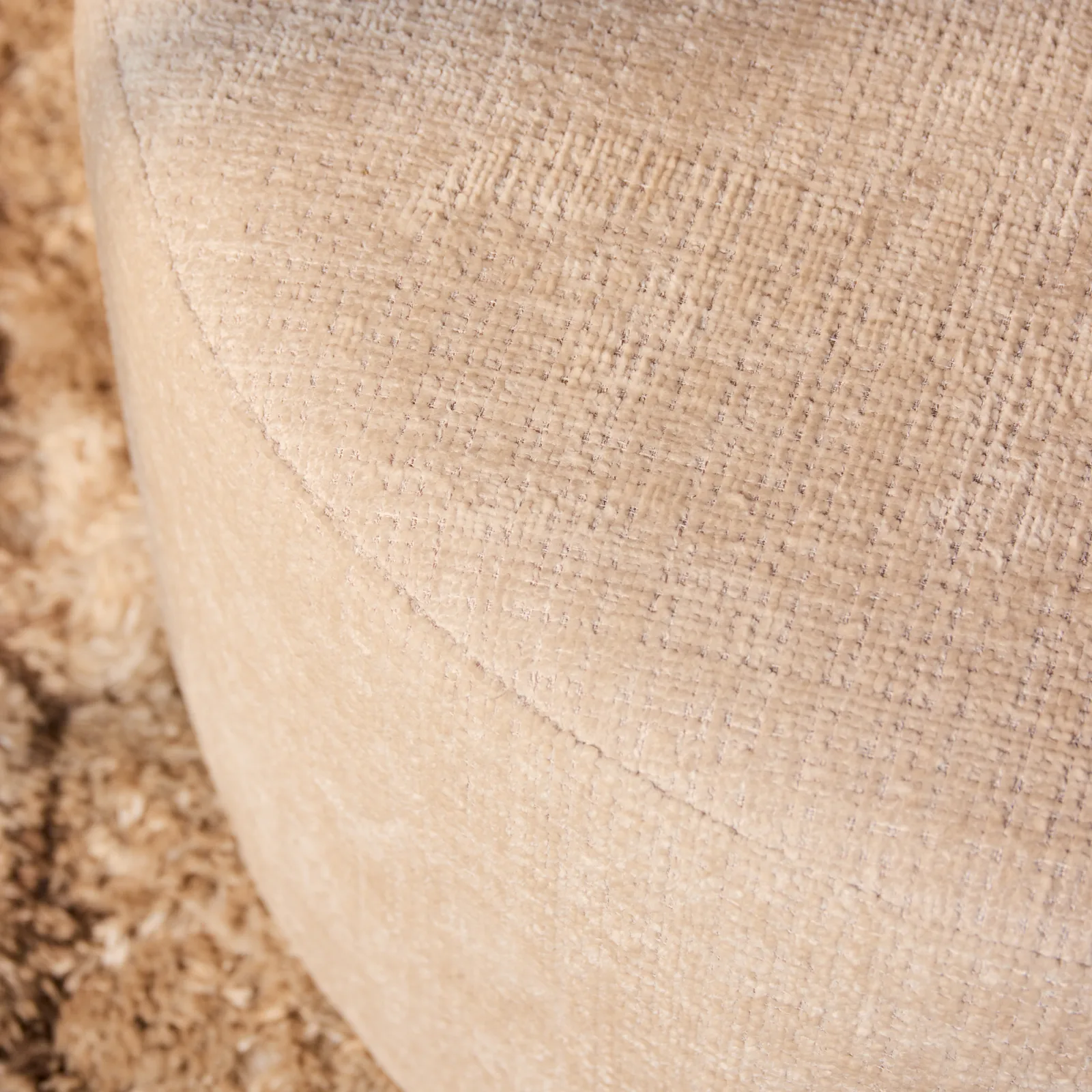 Nahaufnahme der Textur des MySofa Runder Hocker, mit einem Detail des Gewebes