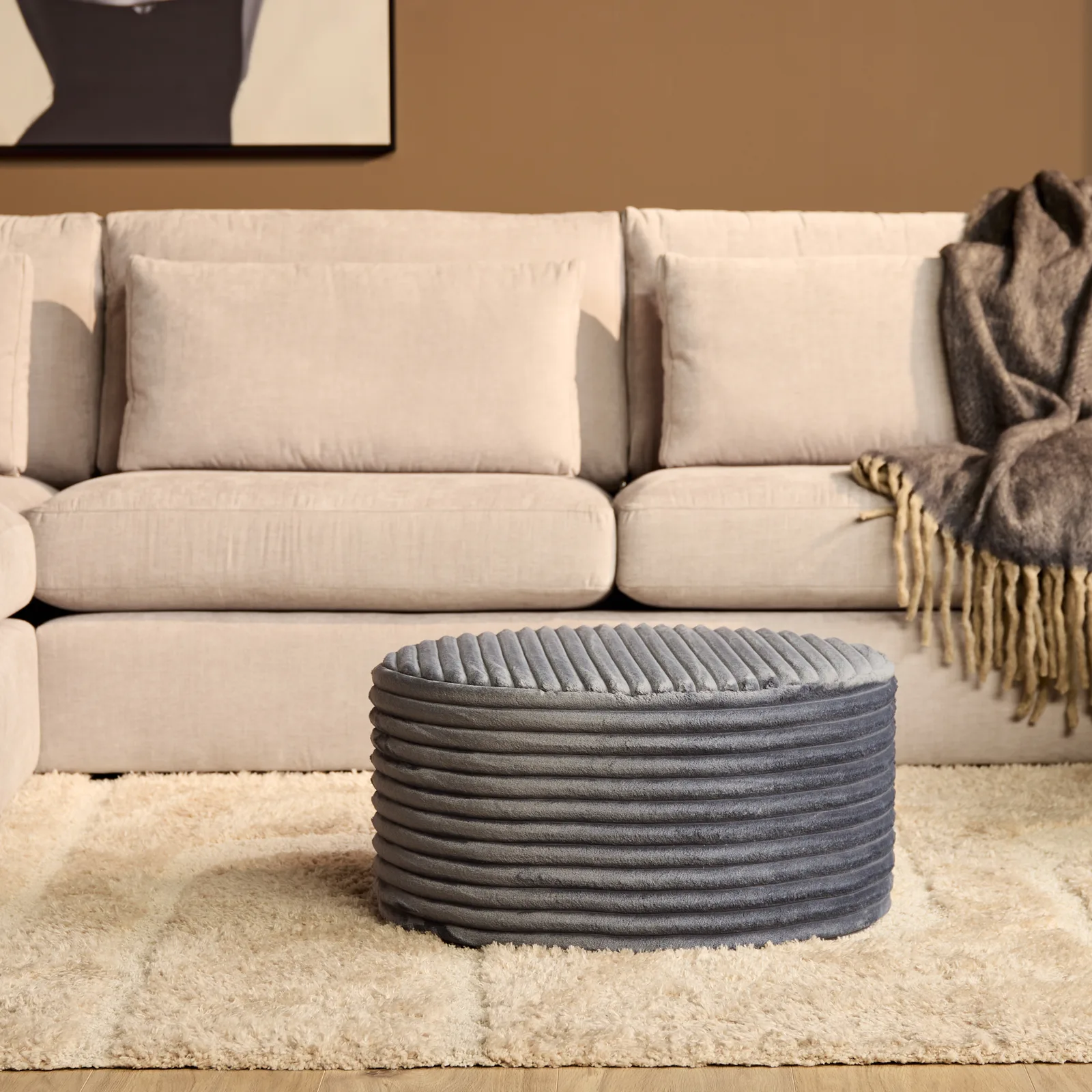 MySofa Runder Hocker in einem Wohnzimmer mit einem hellen Sofa und einem cremefarbenen Teppich