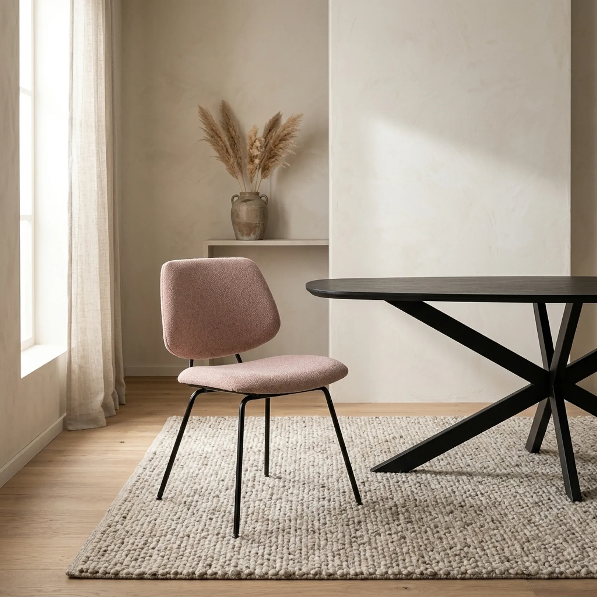 Stuhl Lynn Fletcher in einem hellen Wohnzimmer mit dunklem Tisch und cremefarbenem Teppich - Eleonora
