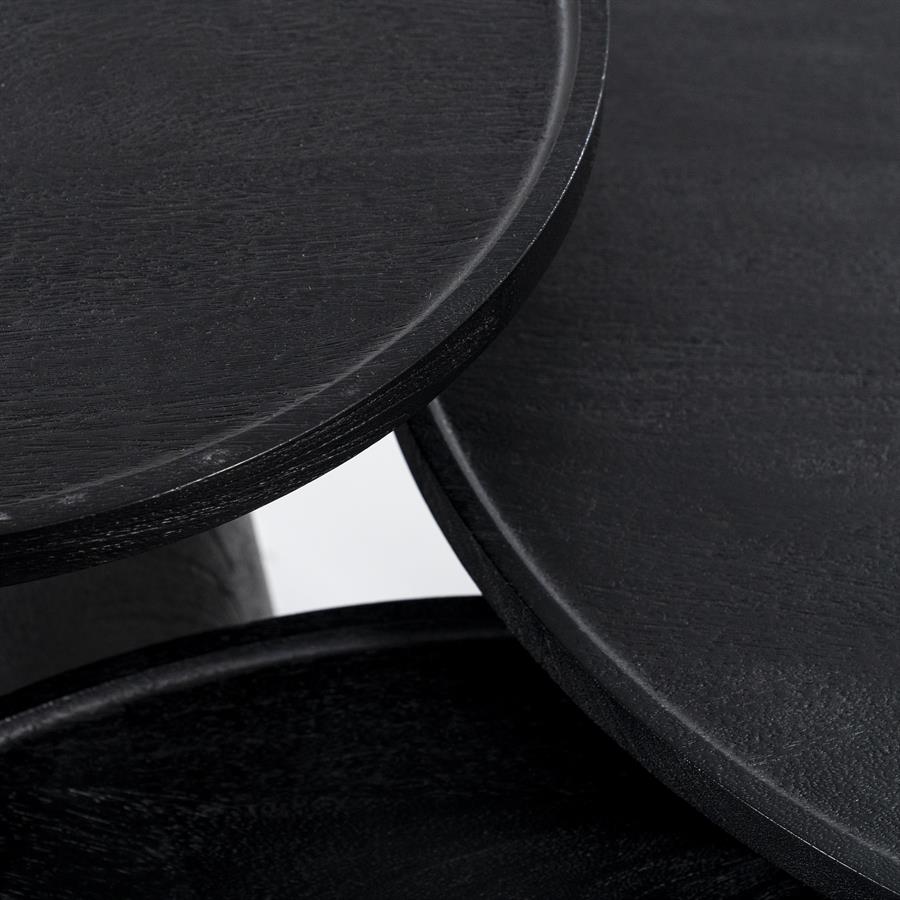 Nahaufnahme der schwarzen, runden Platten des Couchtisch Ron Mangoholz, aus schräger Perspektive - Eleonora