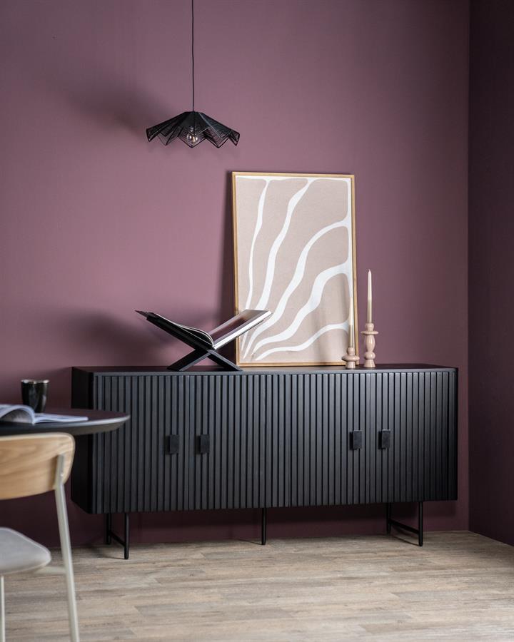 Kommode Remi 4 Türen schwarz Mangoholz in einem Wohnzimmer mit lila Wand und abstraktem Bild - Eleonora