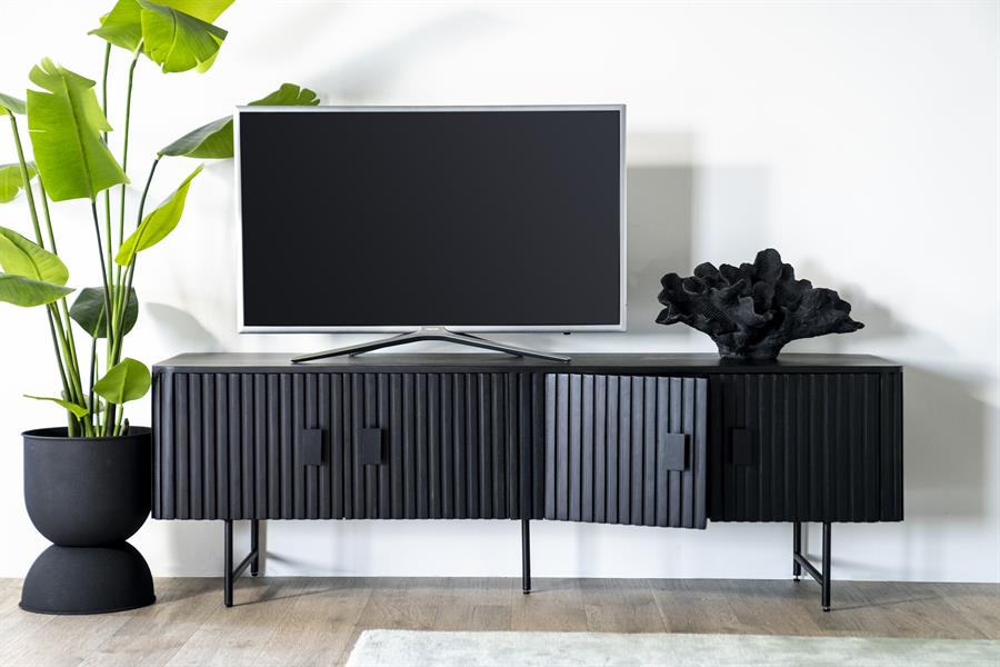 TV-Kommode Remi 4 Türen schwarz Mangoholz in einem hellen Wohnzimmer mit Pflanze und Fernseher darauf - Eleonora