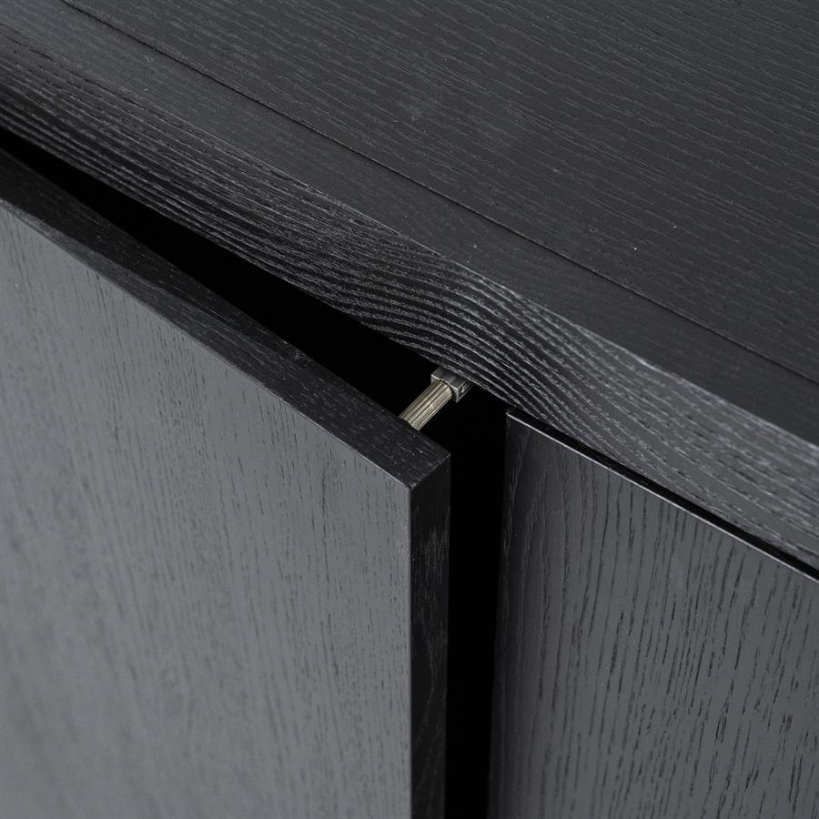 Nahaufnahme der Seite des Sideboard Helsinki Eiche, mit einer Türöffnung und dem Scharnier - Eleonora