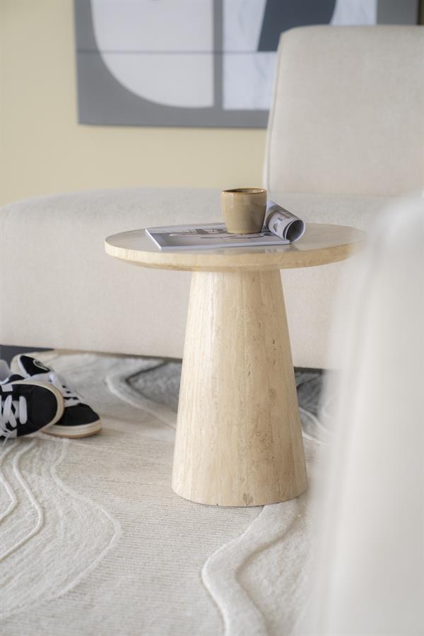 Beistelltisch Aime 45x45 Travertin in einem hellen Wohnzimmer mit einer Zeitschrift und einer Tasse darauf - Eleonora
