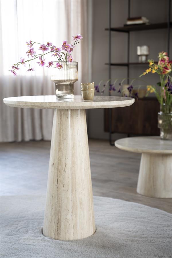 Tisch Aime 70x75 Travertin in einem hellen Wohnzimmer mit Blumen und Dekoration - Eleonora