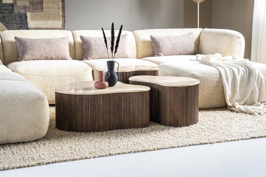 Beistelltisch Mari Mangoholz in einem hellen Wohnzimmer mit cremefarbenem Sofa und Teppich - Eleonora